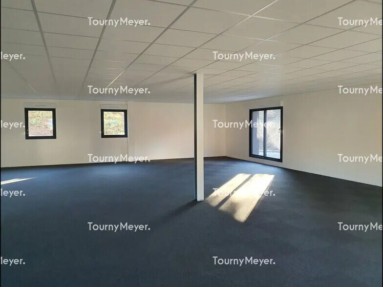 Office in Larmor-Plage for lease - Building Photo - Image 3 of 4