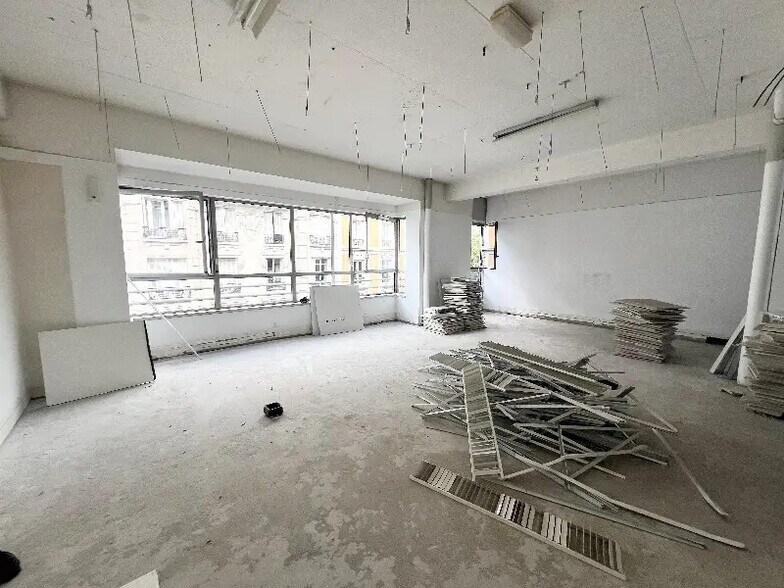 Flex in Paris for lease - Interior Photo - Image 3 of 5