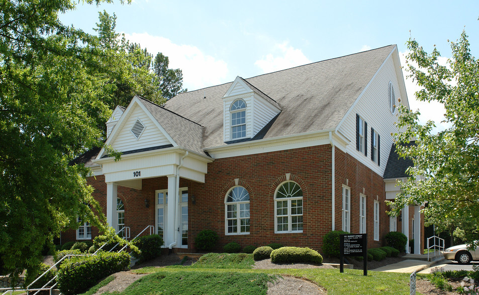 101 Market St, Chapel Hill, NC for lease - Primary Photo - Image 1 of 3