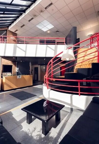 Office in Suresnes for sale - Building Photo - Image 2 of 22