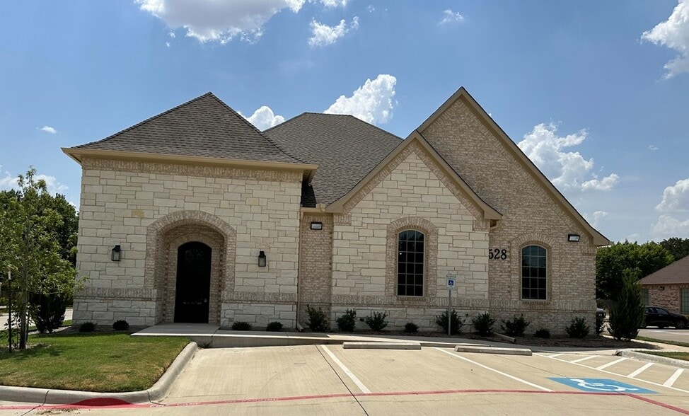 528 E Pleasant Run Rd, DeSoto, TX for lease - Building Photo - Image 1 of 3