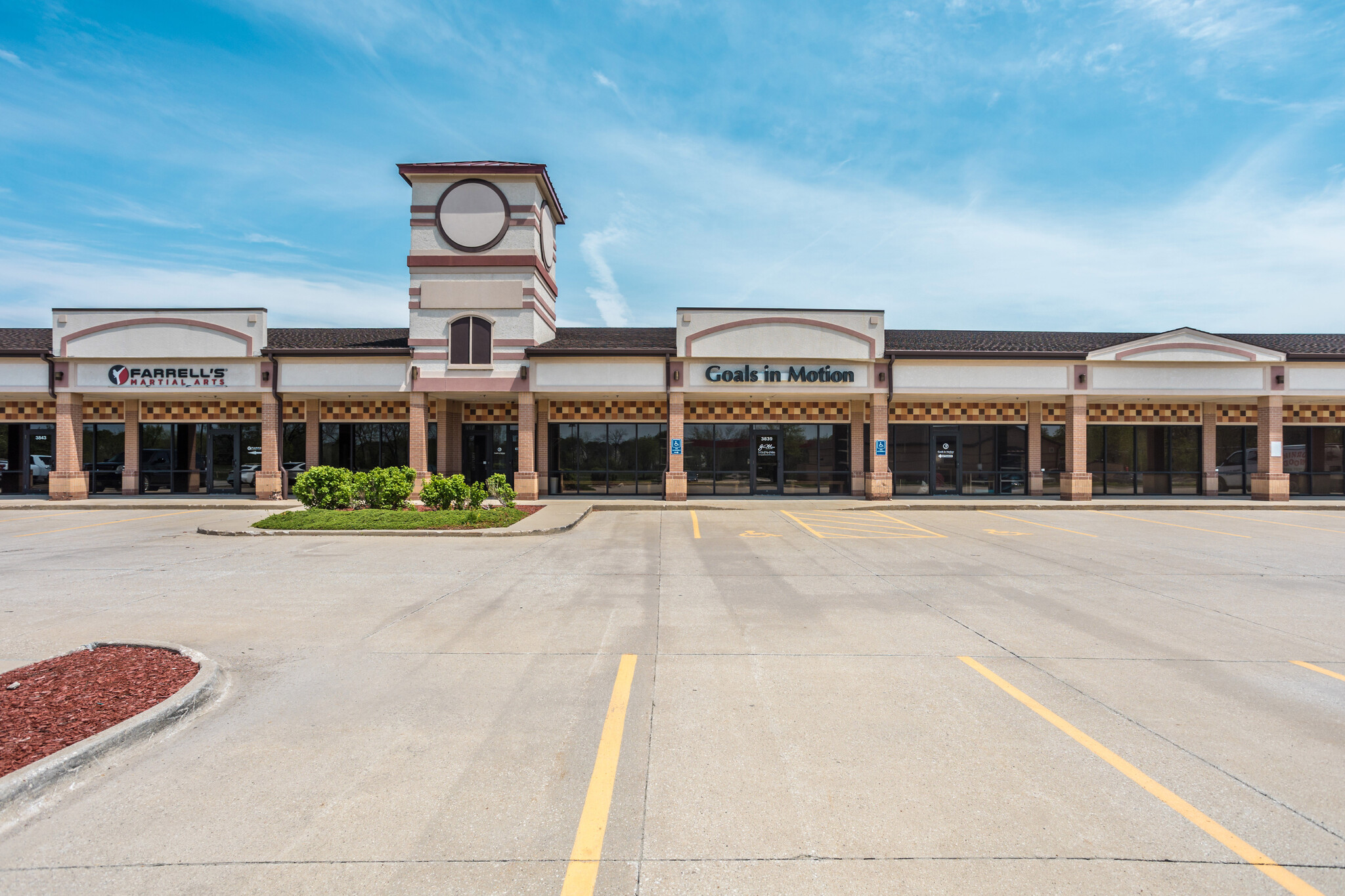 3821 - 3855 121st St, Urbandale, IA for lease Building Photo- Image 1 of 5