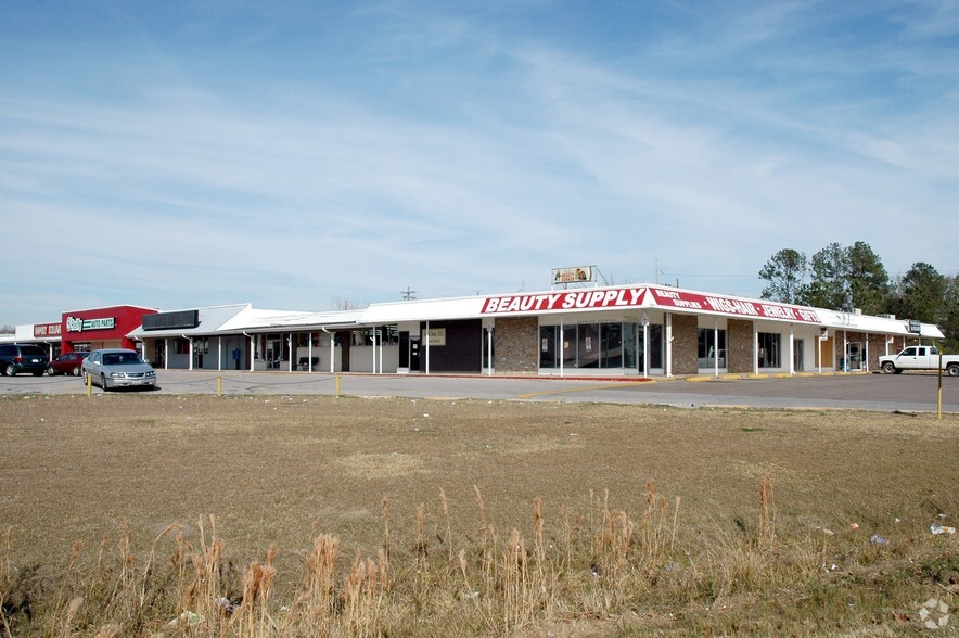 110 Pine Plz, Silsbee, TX for sale - Building Photo - Image 1 of 1