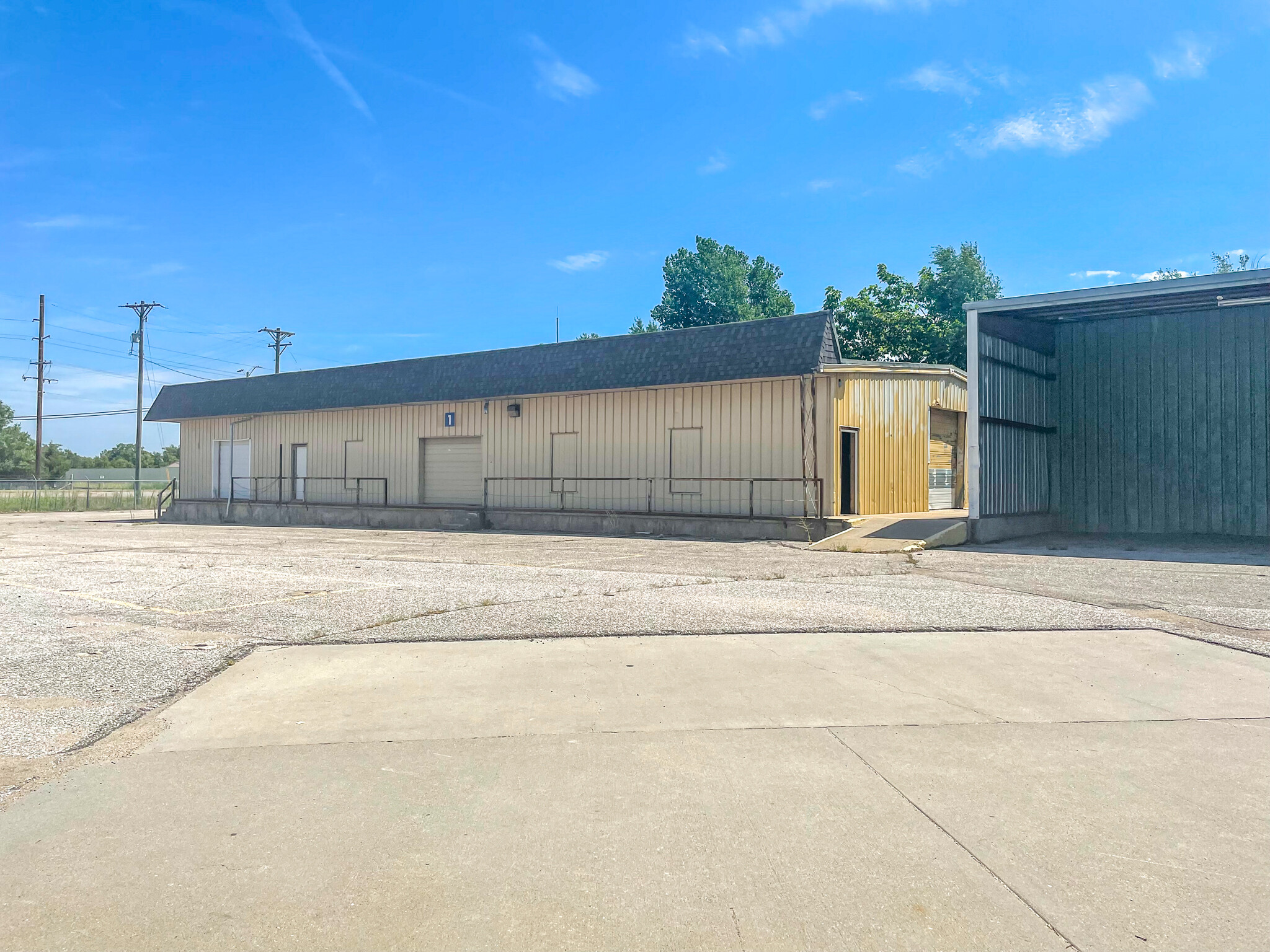 125 W MacArthur Rd, Wichita, KS 67217 - Industrial Buildings Available ...