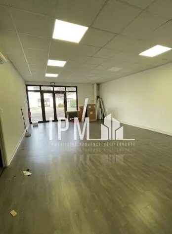 Retail in Gémenos for lease - Interior Photo - Image 2 of 4