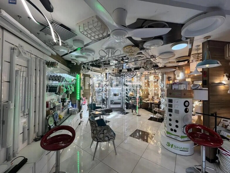 Retail in Lyon for lease - Interior Photo - Image 3 of 11