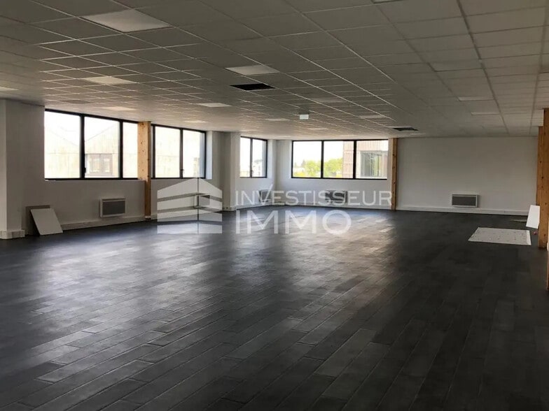 Industrial in Serris for sale - Interior Photo - Image 3 of 10