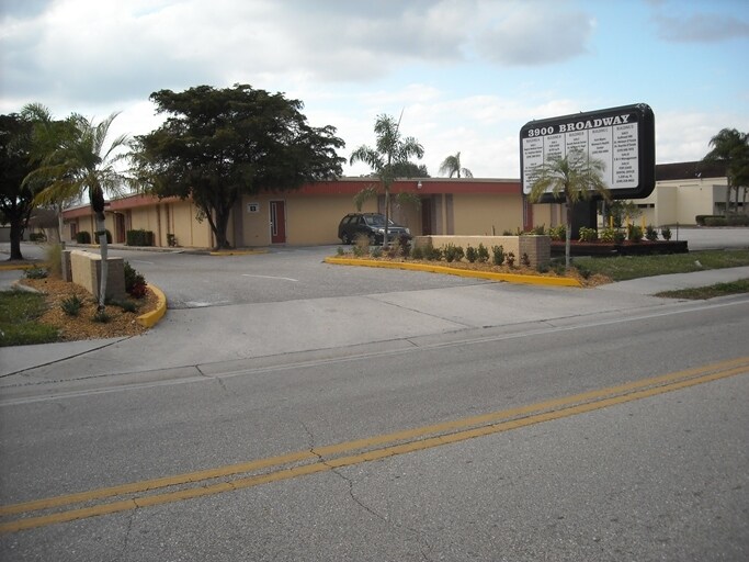 3900 Broadway Ave, Fort Myers, FL for sale - Primary Photo - Image 1 of 9