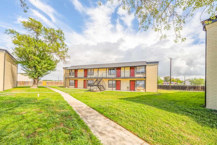 2001-2003 Boerne Ave, Hondo, TX for sale - Building Photo - Image 1 of 1