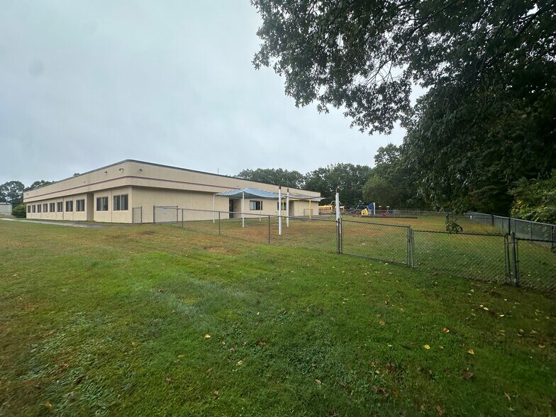 10 Commerce Dr, Columbia, CT for lease - Building Photo - Image 3 of 19