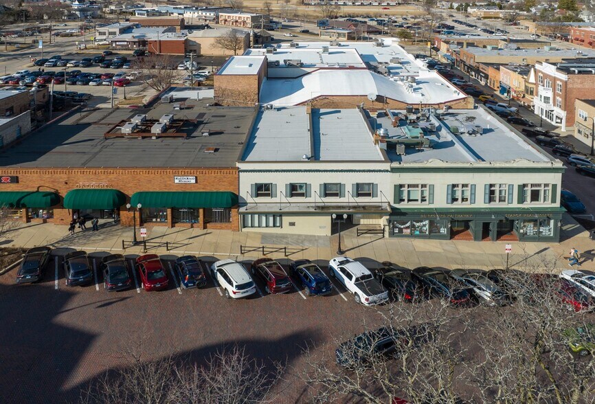 118 Cass St, Woodstock, IL for sale - Primary Photo - Image 1 of 5