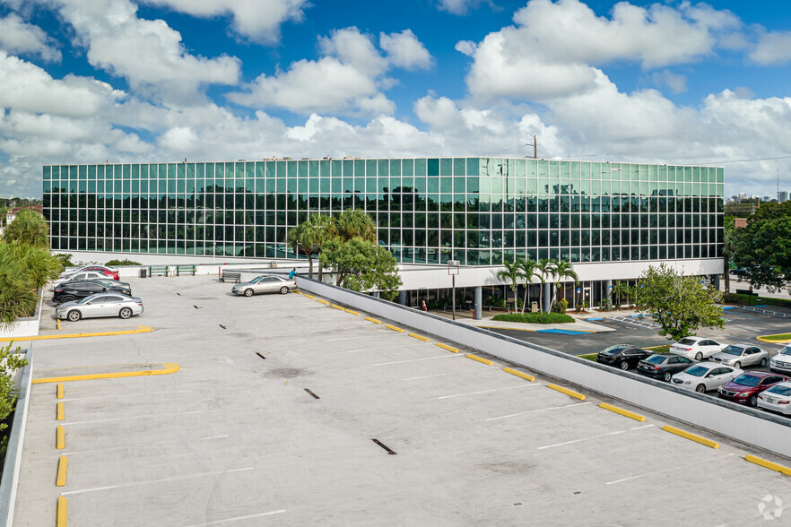 2701 W Oakland Park Blvd, Oakland Park, FL for sale - Primary Photo - Image 1 of 1