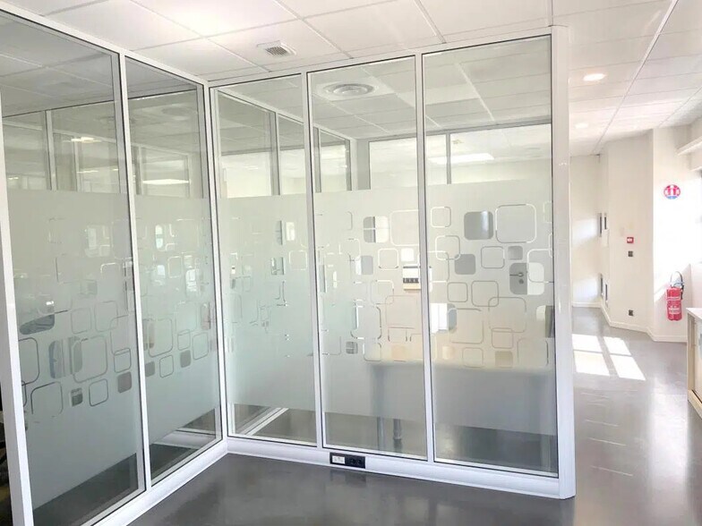 Office in Poissy for lease - Interior Photo - Image 2 of 7