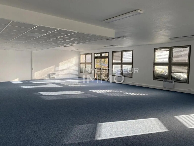 Office in Torcy for lease - Interior Photo - Image 2 of 6