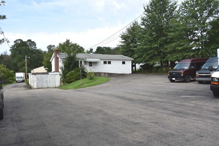 576 Pittsburgh Rd, Butler, PA 16002