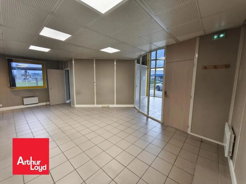 Flex in Chartres for lease - Interior Photo - Image 3 of 3