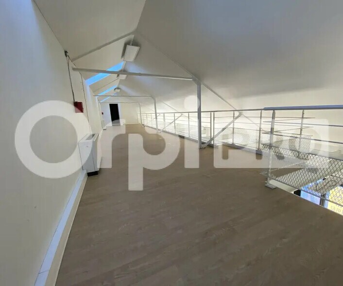 Retail in Villenoy for lease - Interior Photo - Image 2 of 3