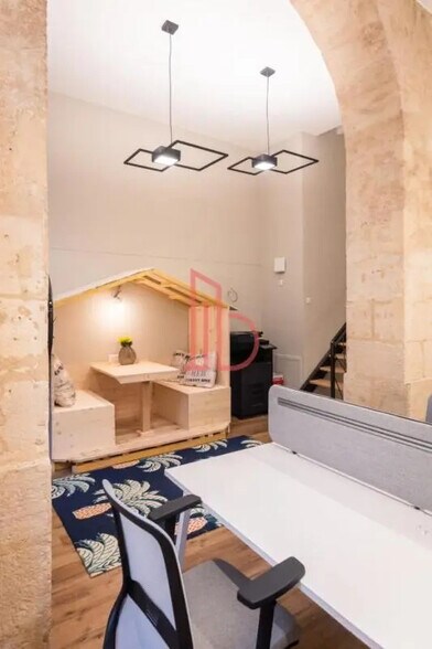 Office in Bordeaux for lease - Interior Photo - Image 1 of 8