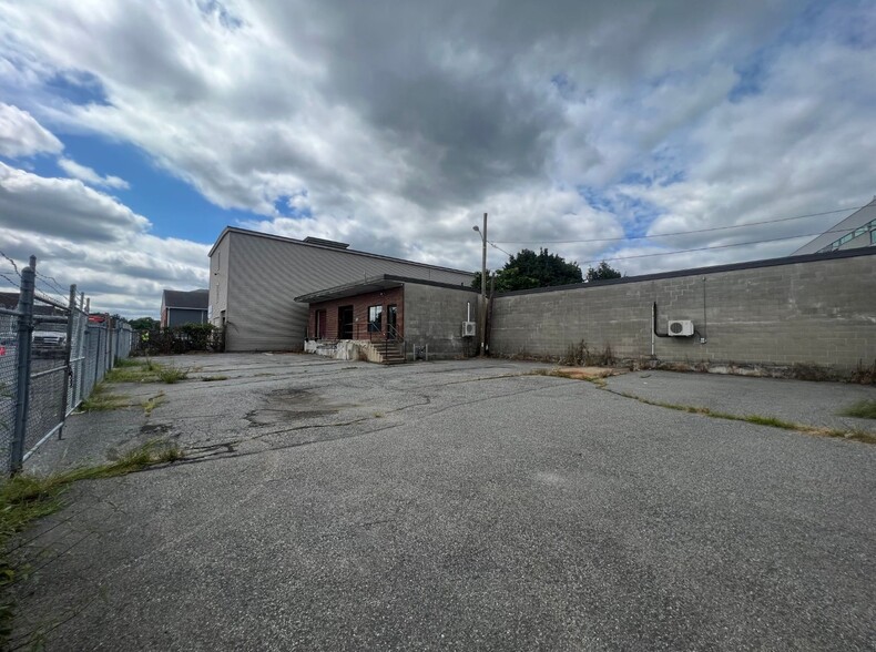 462 Pleasant St, Worcester, MA for lease - Building Photo - Image 2 of 3