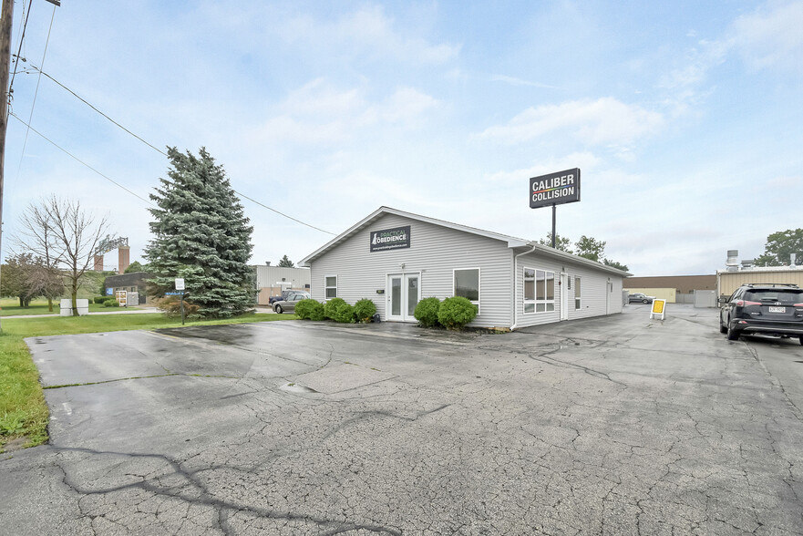 901 Parkview Rd, Green Bay, WI for sale - Primary Photo - Image 1 of 57