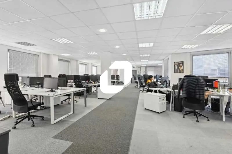 Office in Levallois-Perret for lease - Building Photo - Image 3 of 18