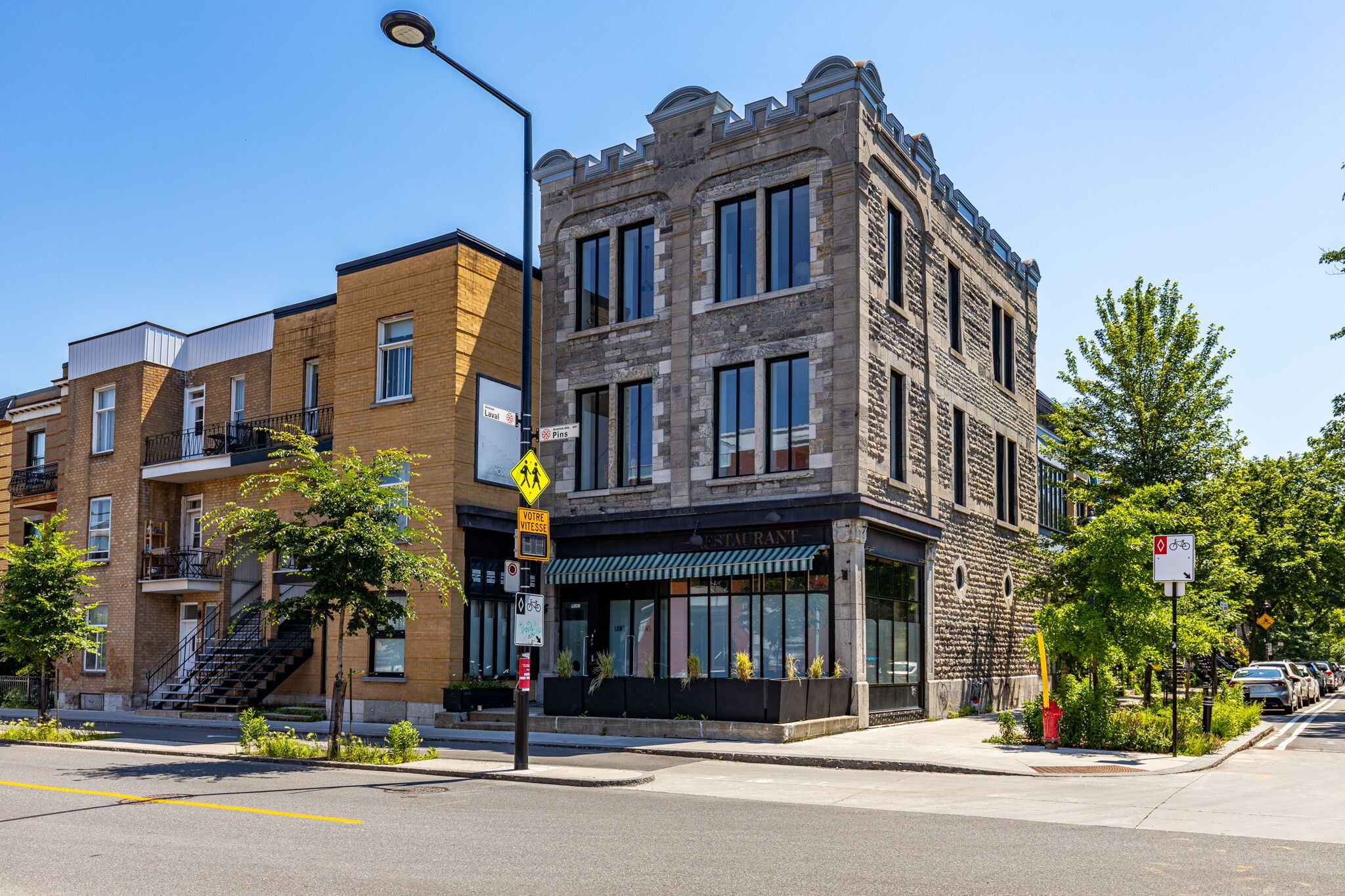 250 Av Des Pins E, Montréal, QC for sale Building Photo- Image 1 of 17