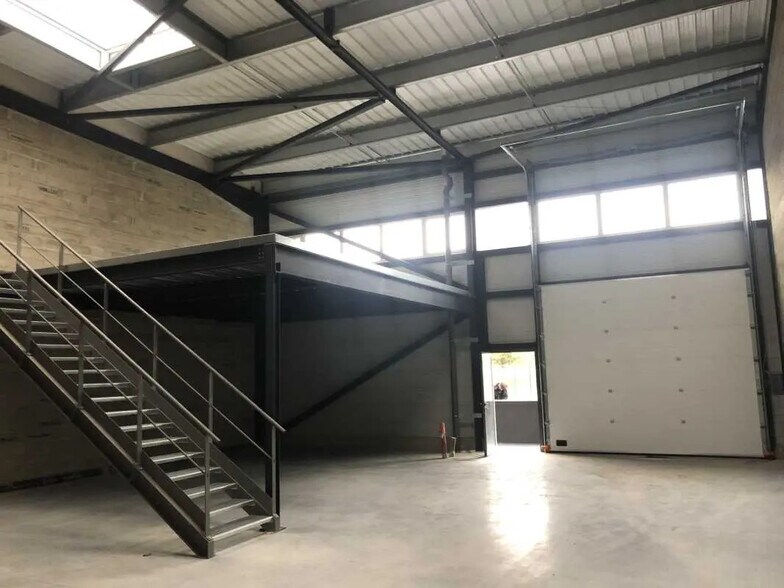 Flex in Beychac-et-Caillau for lease - Interior Photo - Image 1 of 4