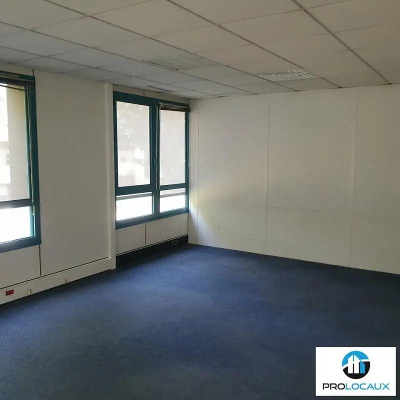 Office in Eybens for lease Interior Photo- Image 1 of 4