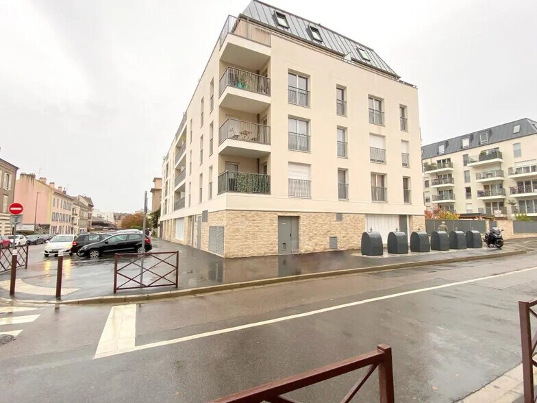 Retail in Poissy for lease - Building Photo - Image 1 of 4