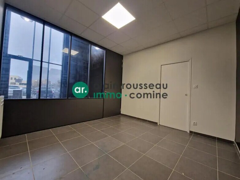 Flex in Angers for lease - Interior Photo - Image 3 of 4