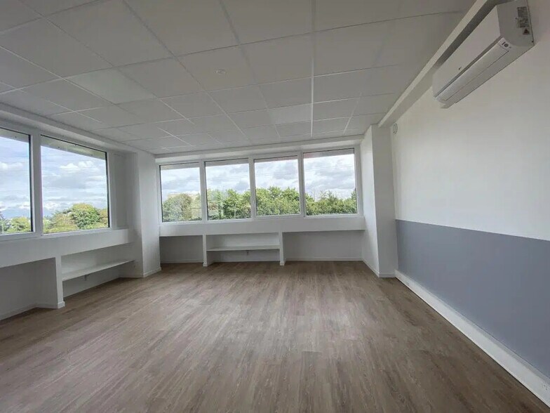 Office in Rosny-sous-Bois for lease - Building Photo - Image 2 of 13