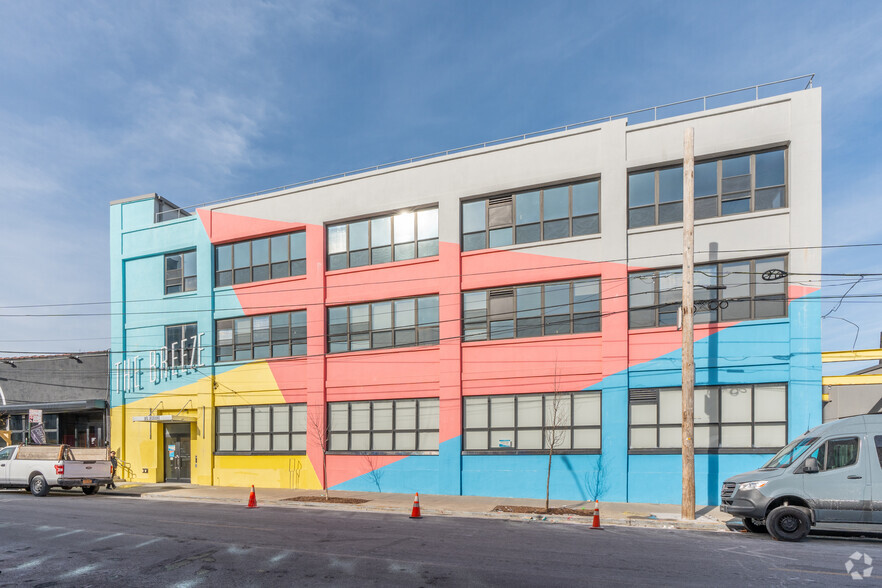 315 Meserole St, Brooklyn, NY for lease - Building Photo - Image 2 of 5