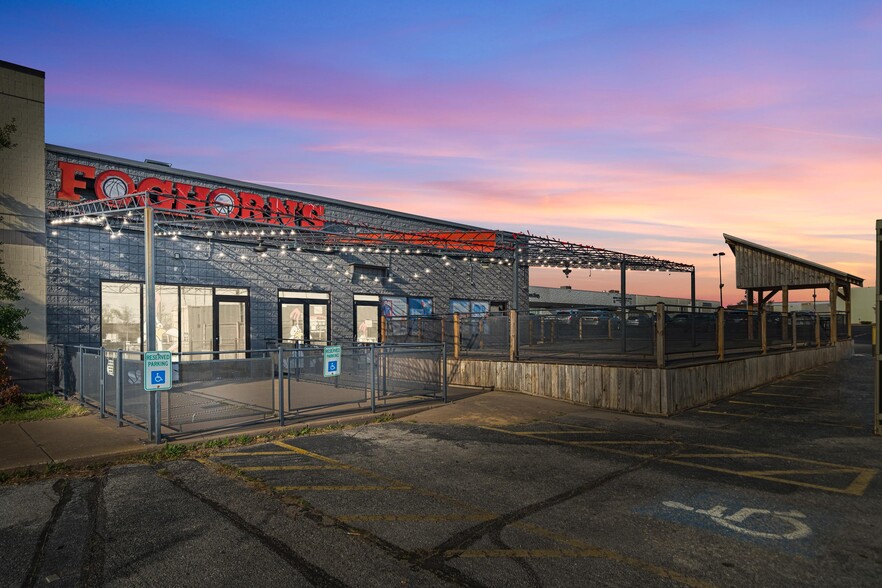 2221 W Walnut St, Rogers, AR for lease - Primary Photo - Image 2 of 33