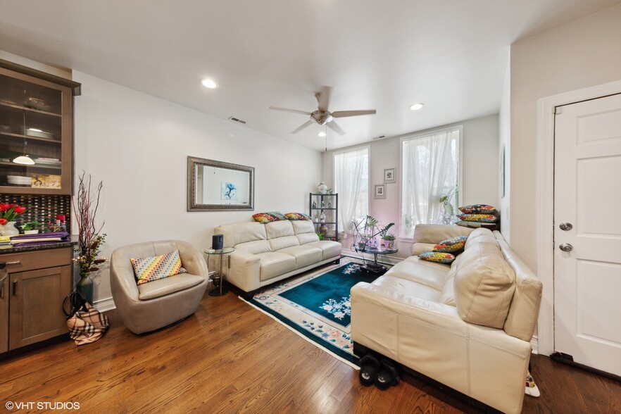 815 S Bell Ave, Chicago, IL for sale - Interior Photo - Image 2 of 39