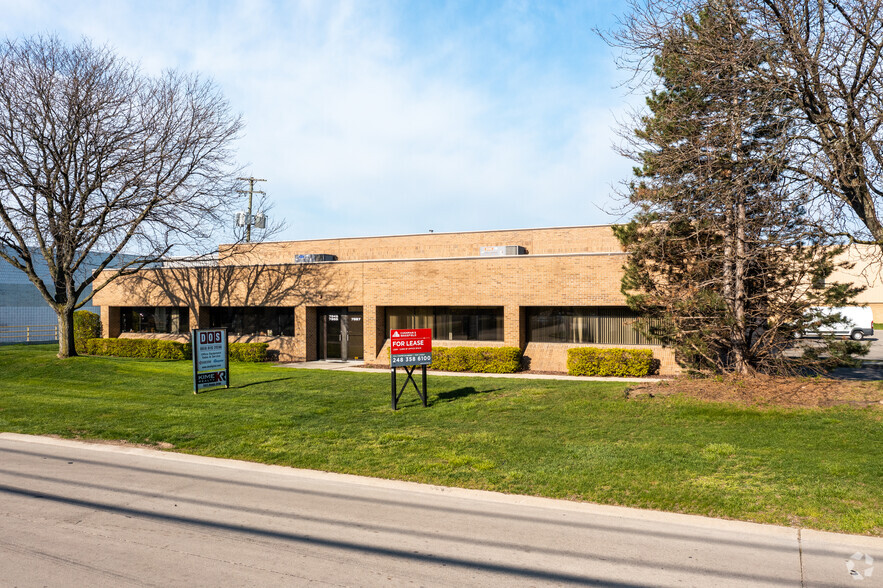 7855-7857 Ronda Dr, Canton, MI for sale - Building Photo - Image 1 of 1