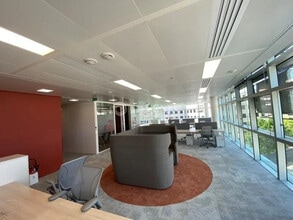 Office in Rueil-Malmaison for lease Building Photo- Image 2 of 2