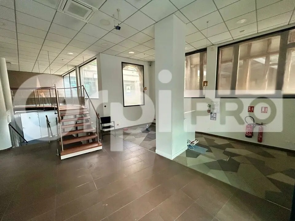 Retail in Palaiseau for lease Interior Photo- Image 1 of 11