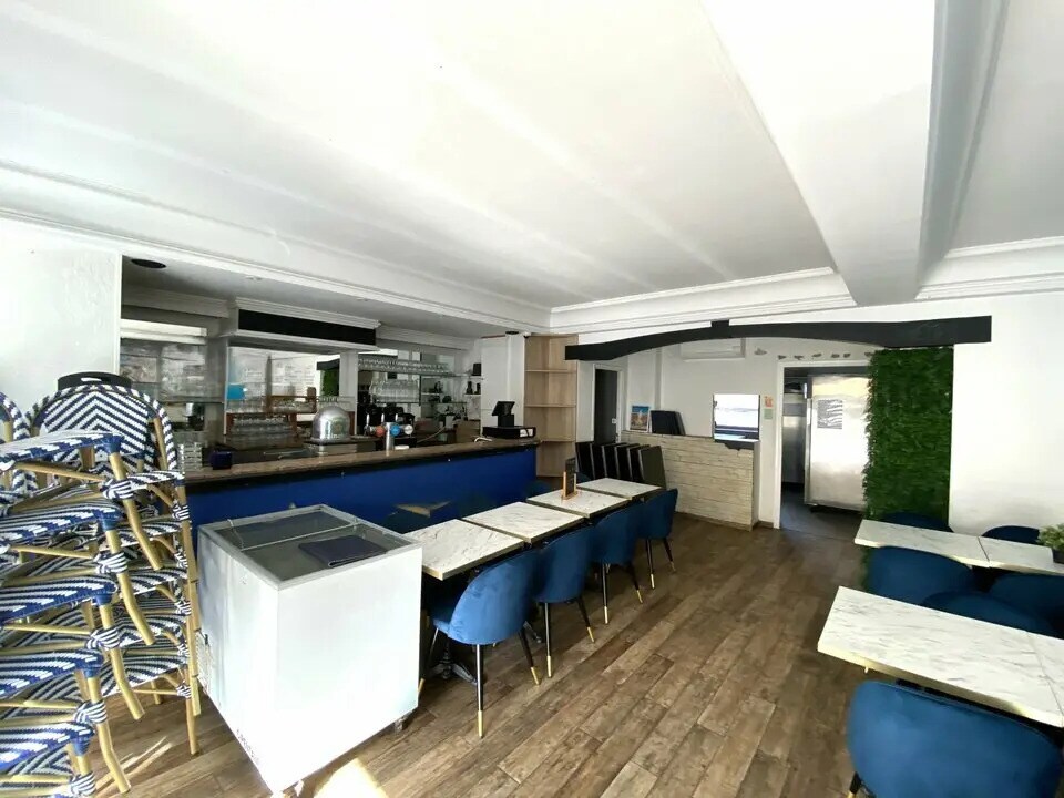 Retail in Saint-Laurent-du-Var for lease Interior Photo- Image 1 of 4