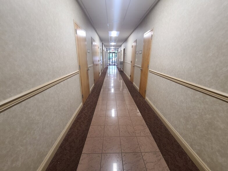 400 Montauk Hwy, West Islip, NY for lease - Building Photo - Image 3 of 22