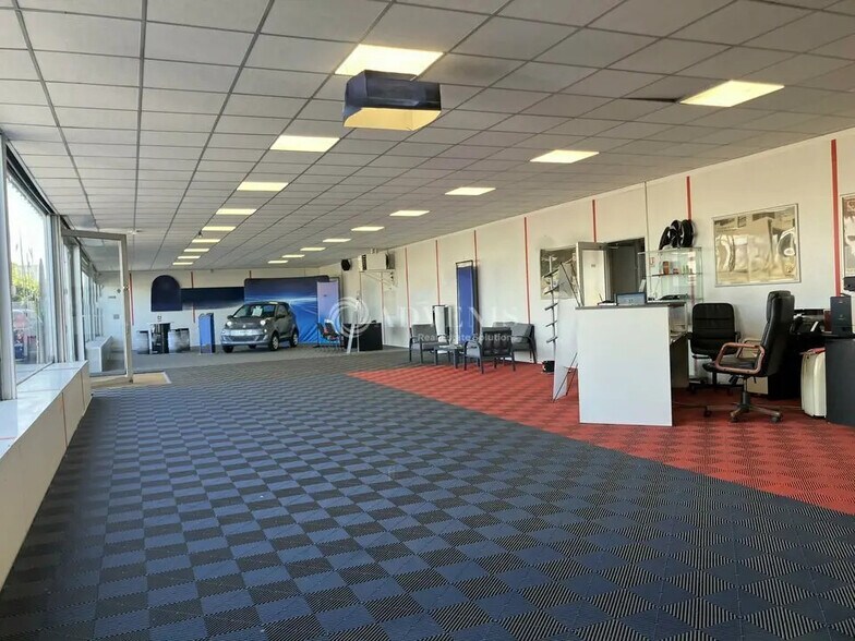 Retail in Bourges for lease - Interior Photo - Image 1 of 5