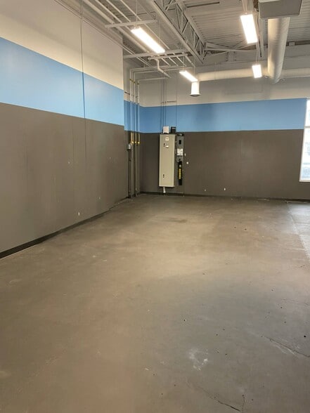 455 Sage Valley Dr NW, Calgary, AB for lease - Interior Photo - Image 3 of 13