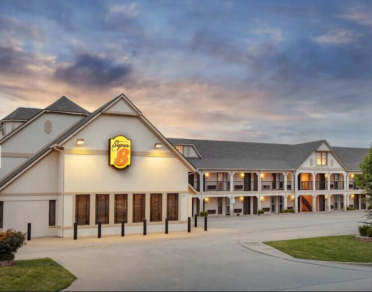 1520 N Moore Ave, Moore, OK for sale - Building Photo - Image 1 of 1