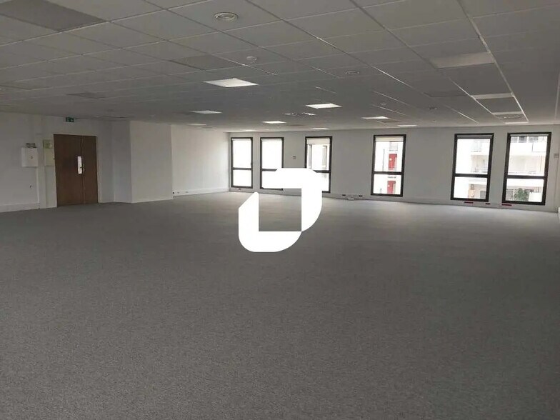 Office in Nîmes for lease - Building Photo - Image 1 of 16