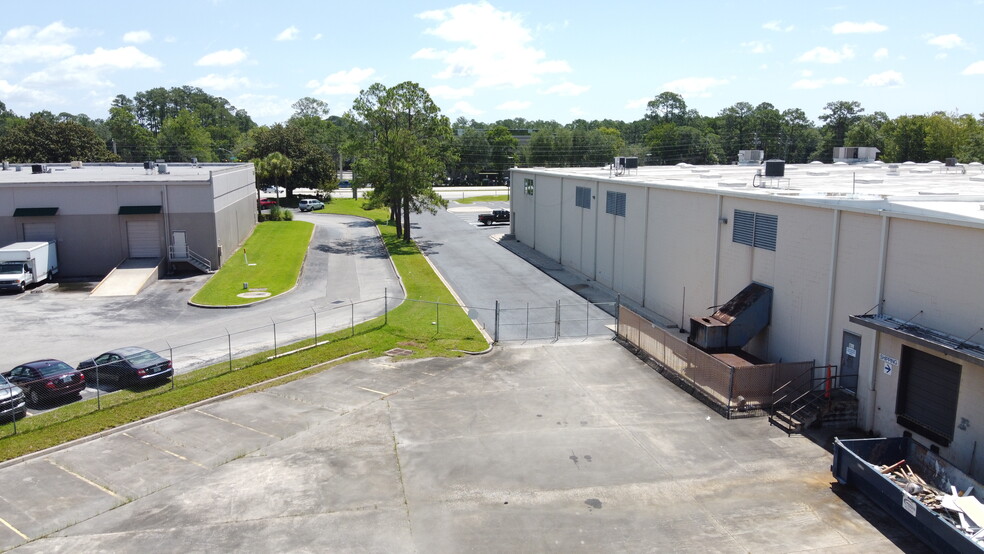 7720 Philips Hwy, Jacksonville, FL for lease - Building Photo - Image 2 of 7