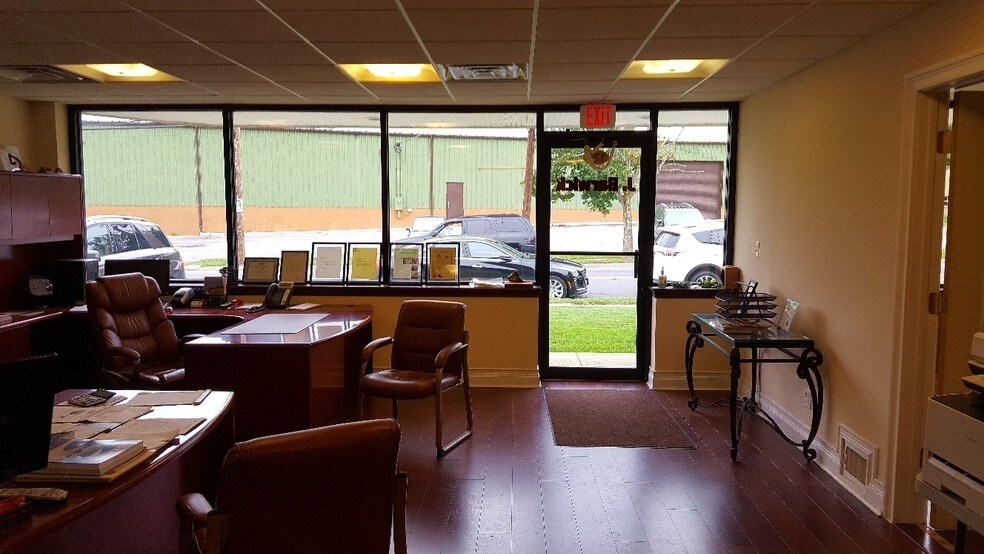 133 Glenwood Rd, Glenwood Landing, NY 11547