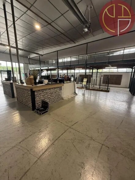 Retail in Portet-sur-Garonne for lease - Interior Photo - Image 1 of 6