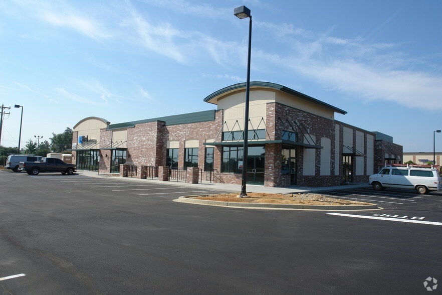 4 Market Point Dr, Greenville, SC for lease - Building Photo - Image 2 of 6