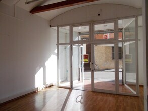 Retail in El Vendrell, Tarragona for lease Interior Photo- Image 2 of 5