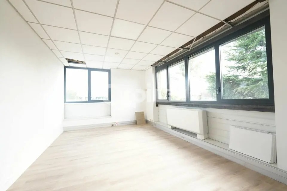 Office in Saint-Quentin-Fallavier for lease Interior Photo- Image 1 of 8