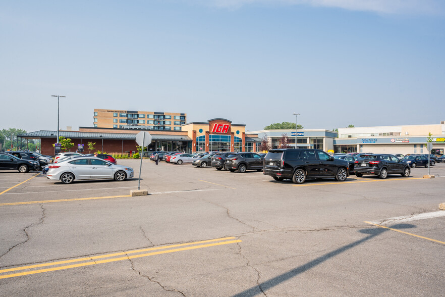 7001-7155 Ch Côte St-Luc, Montréal, QC for lease - Building Photo - Image 3 of 17